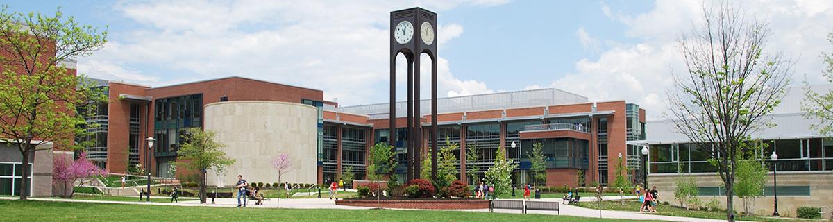 Clock Tower 和 CCIT Building on campus